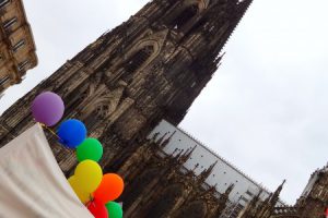 Kölner Dom mit bunten Luftballons beim CSD 2017
