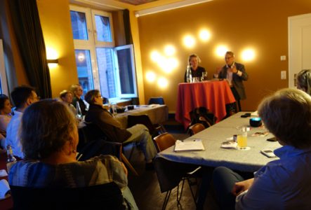 Foto mit Wirtschaftsweiber-Vorständin Steffi Grimm, Autorin Stephanie Kuhnen und Publikum in Berlin am 25.04.2019