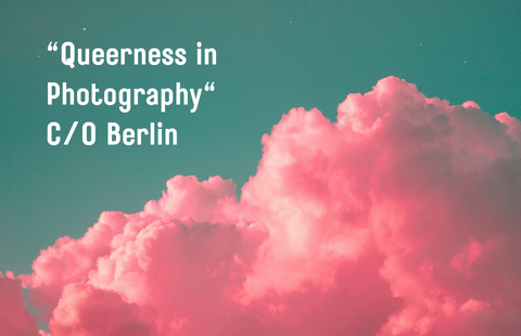 Queerness in photography steht auf einem grünen Hintergrund über pinken Wolken