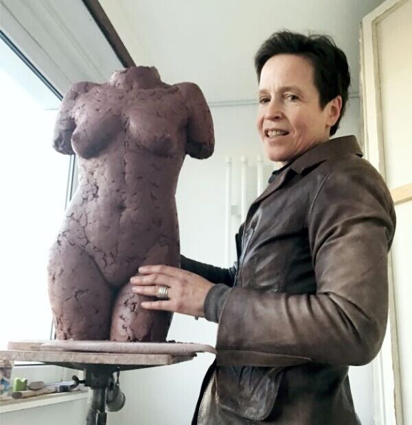 Bärbel Dieckmann steht vor einer ihrer Skultpturen, ein Frauentorso