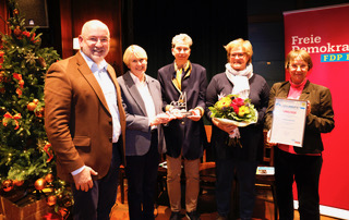 Preisübergabe mit 5 Personen auf der Bühne, darunter dir Preisträgerin Juliane Kronen.